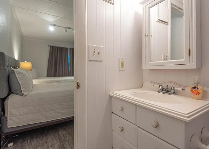 Spacious 2-bedroom In Mid-town Ocean Steps From & Pool Ferienhaus