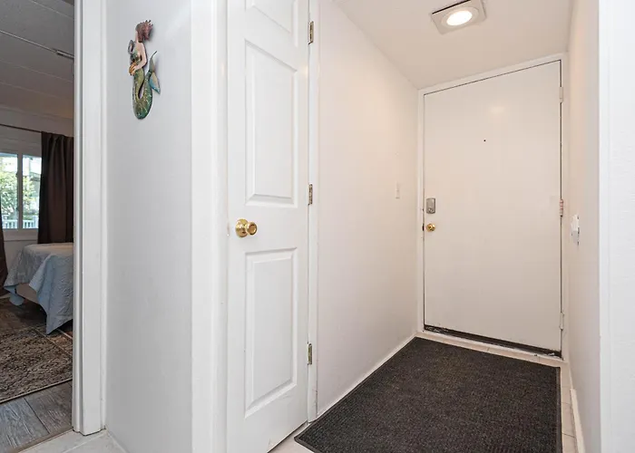 Spacious 2-bedroom In Mid-town Ocean Steps From & Pool *
