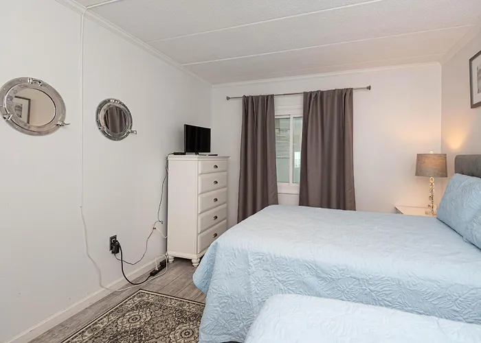 Ferienhaus Spacious 2-bedroom In Mid-town Ocean Steps From & Pool
