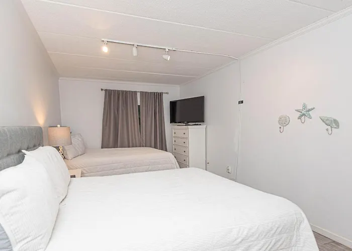 Spacious 2-bedroom In Mid-town Ocean Steps From & Pool * Ocean Stadt