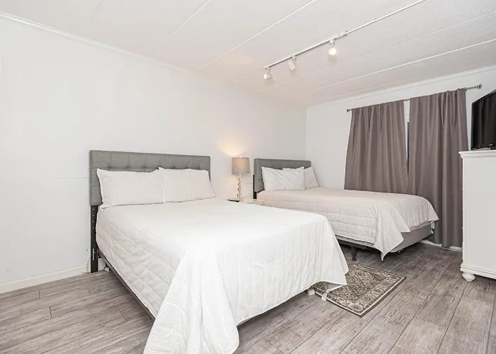 Spacious 2-bedroom In Mid-town Ocean Steps From & Pool Ferienhaus