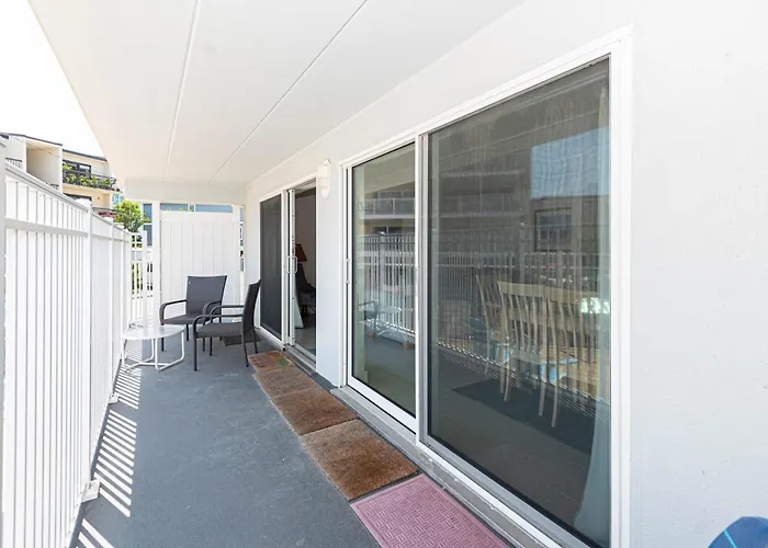 Ferienhaus Spacious 2-bedroom In Mid-town Ocean Steps From & Pool Ocean Stadt