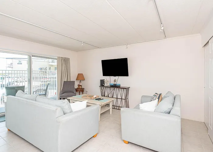 Spacious 2-bedroom In Mid-town Ocean Steps From & Pool Ferienhaus *