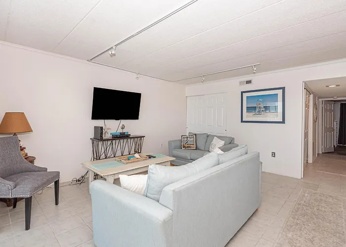 Spacious 2-bedroom In Mid-town Ocean Steps From & Pool Ocean Stadt