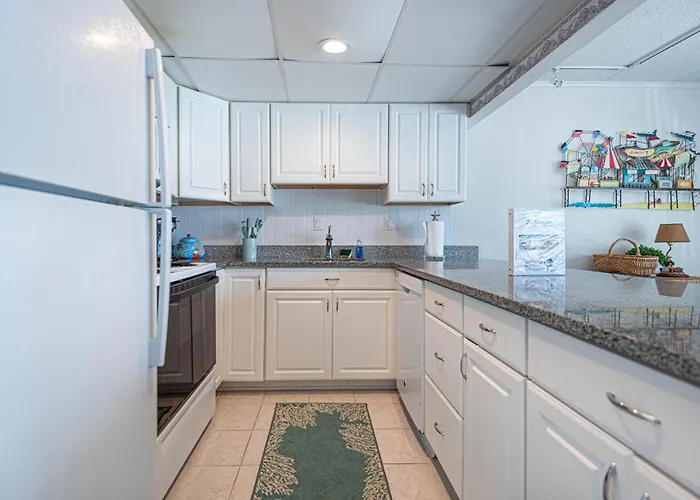 Ferienhaus Spacious 2-bedroom In Mid-town Ocean Steps From & Pool *