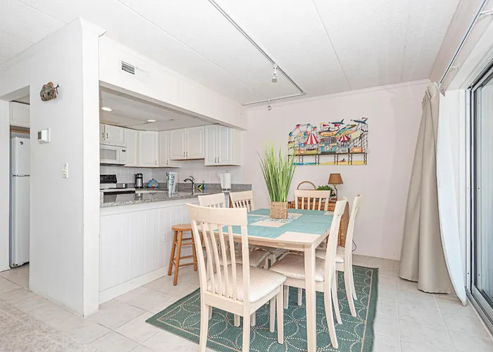 Spacious 2-bedroom In Mid-town Ocean Steps From & Pool Ferienhaus