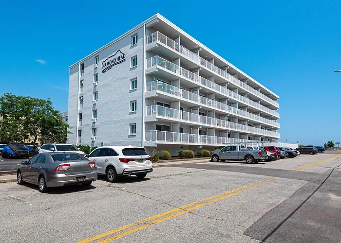 Spacious 2-bedroom In Mid-town Ocean Steps From & Pool Ferienhaus *