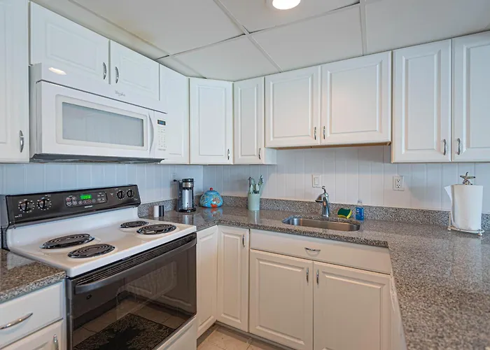 Spacious 2-bedroom In Mid-town Ocean Steps From & Pool Ocean Stadt