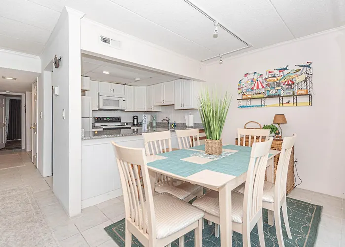 Spacious 2-bedroom In Mid-town Ocean Steps From & Pool Ferienhaus *